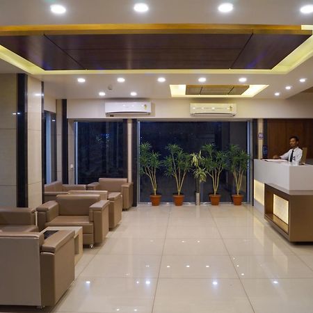 Hotel Midtown ヴァドーダラー エクステリア 写真