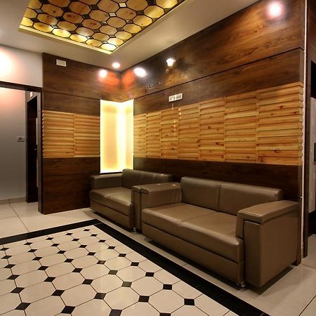 Hotel Midtown ヴァドーダラー エクステリア 写真