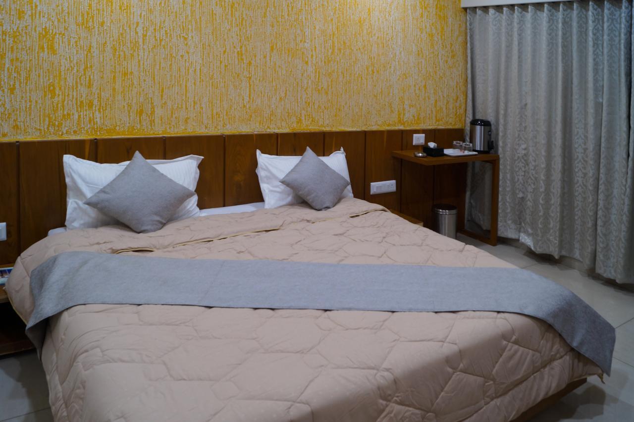 Hotel Midtown ヴァドーダラー エクステリア 写真