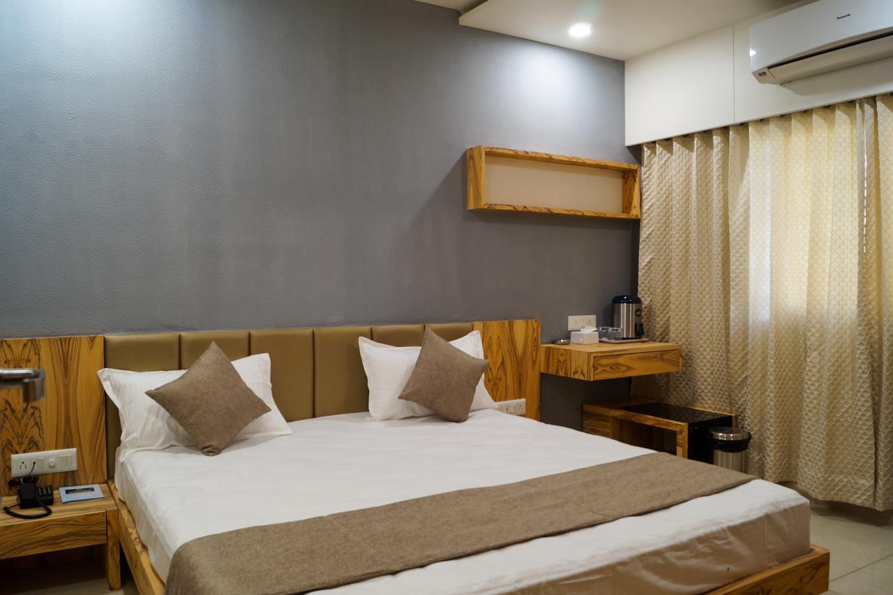 Hotel Midtown ヴァドーダラー エクステリア 写真