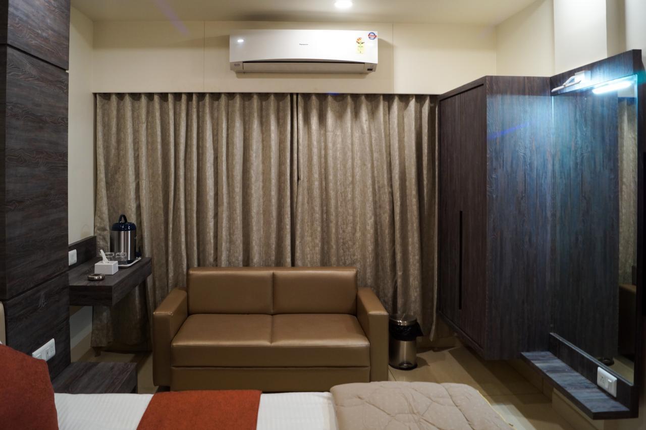 Hotel Midtown ヴァドーダラー エクステリア 写真
