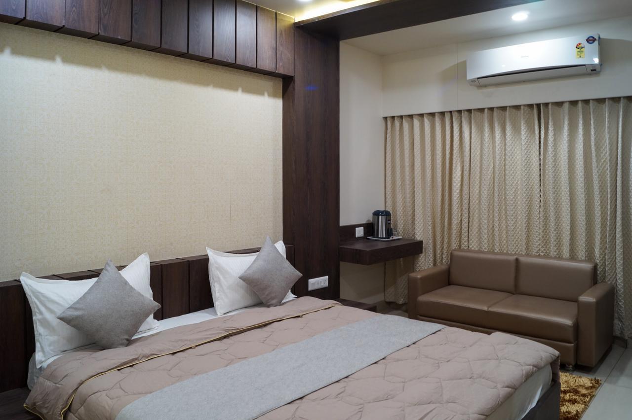 Hotel Midtown ヴァドーダラー エクステリア 写真