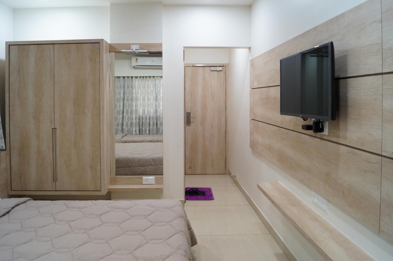 Hotel Midtown ヴァドーダラー エクステリア 写真
