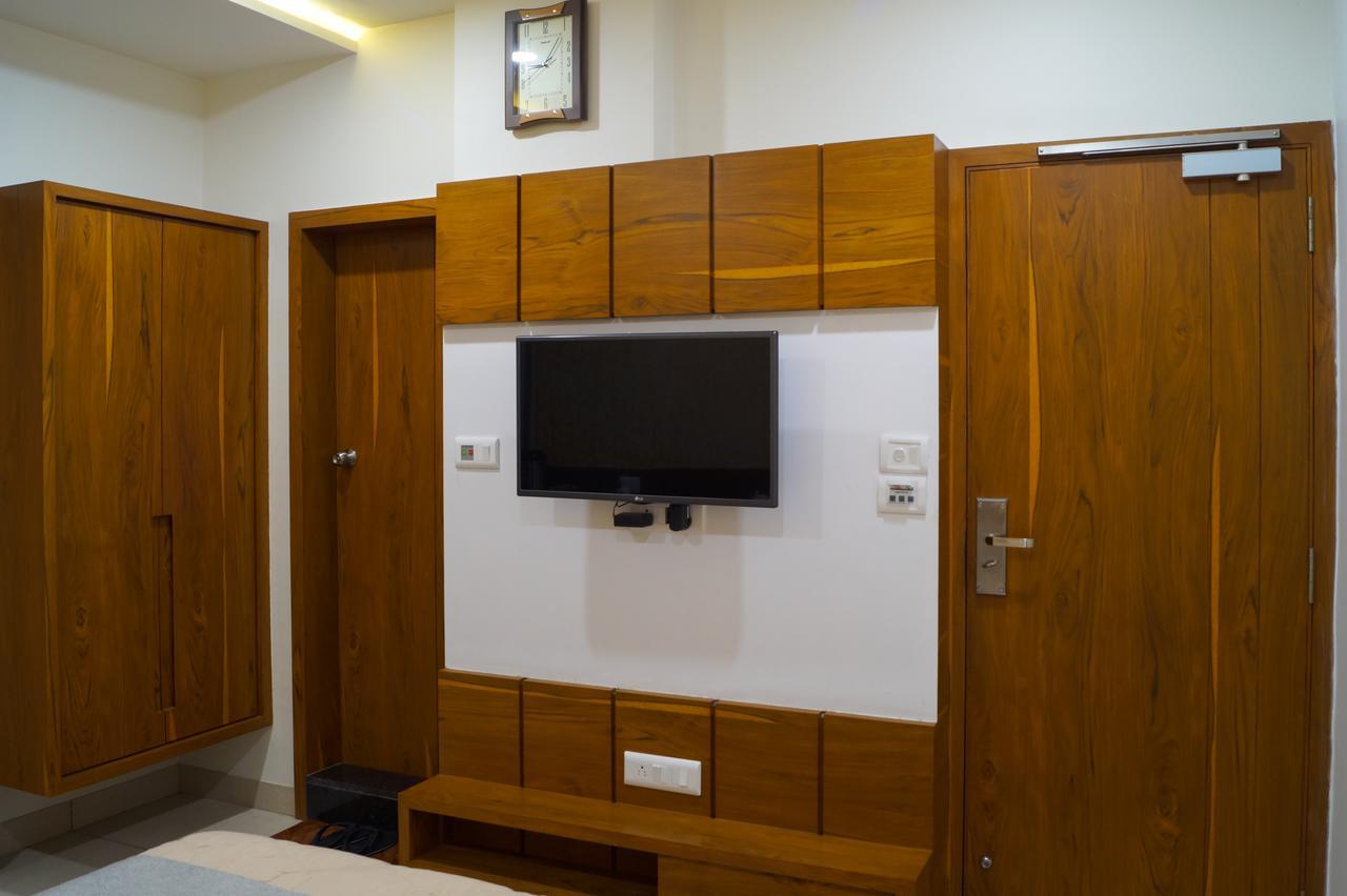 Hotel Midtown ヴァドーダラー エクステリア 写真