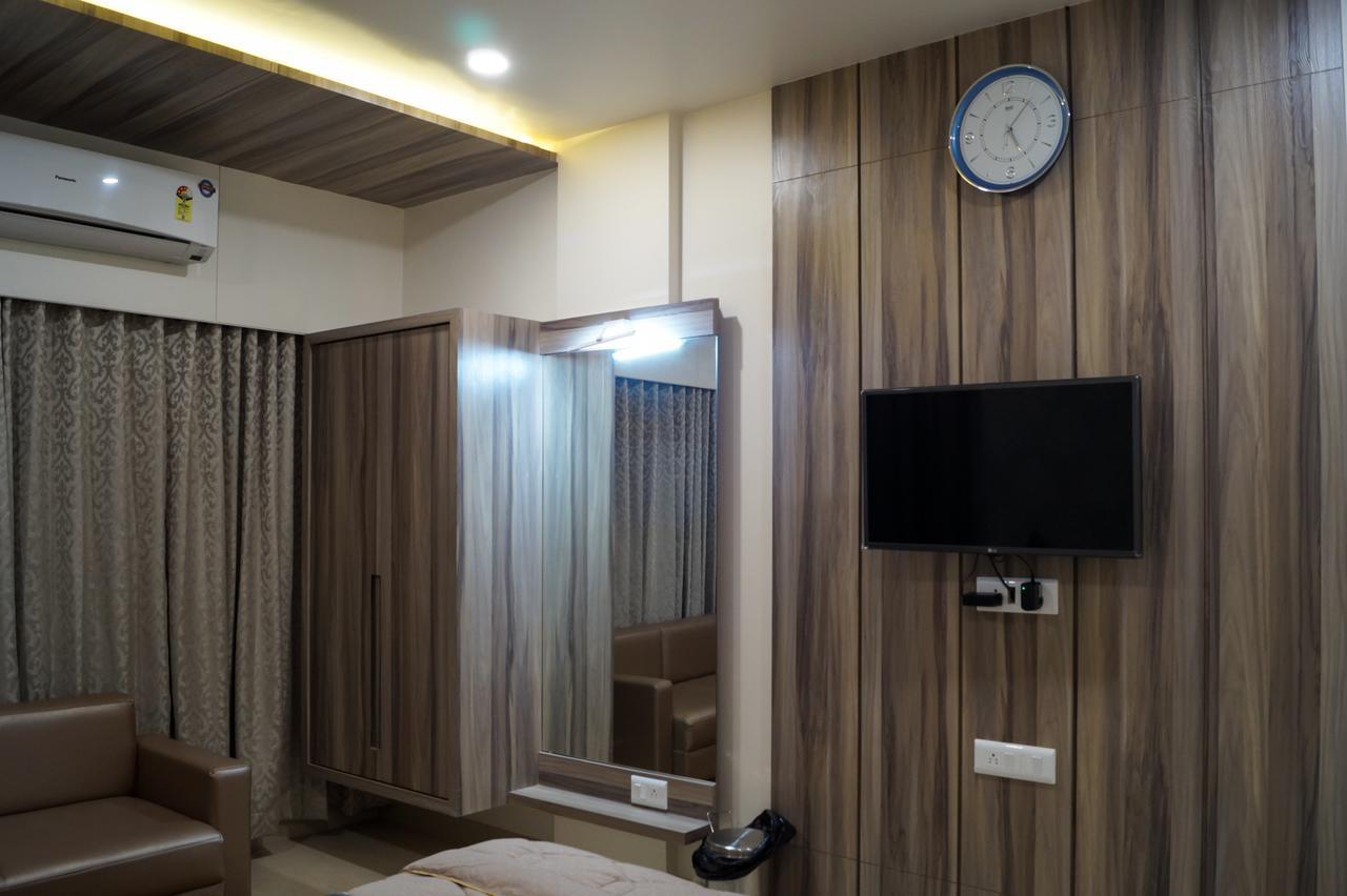 Hotel Midtown ヴァドーダラー エクステリア 写真