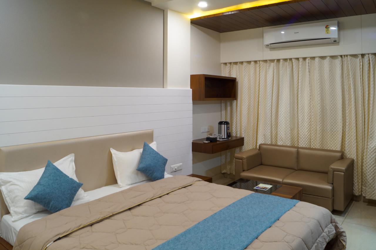 Hotel Midtown ヴァドーダラー エクステリア 写真