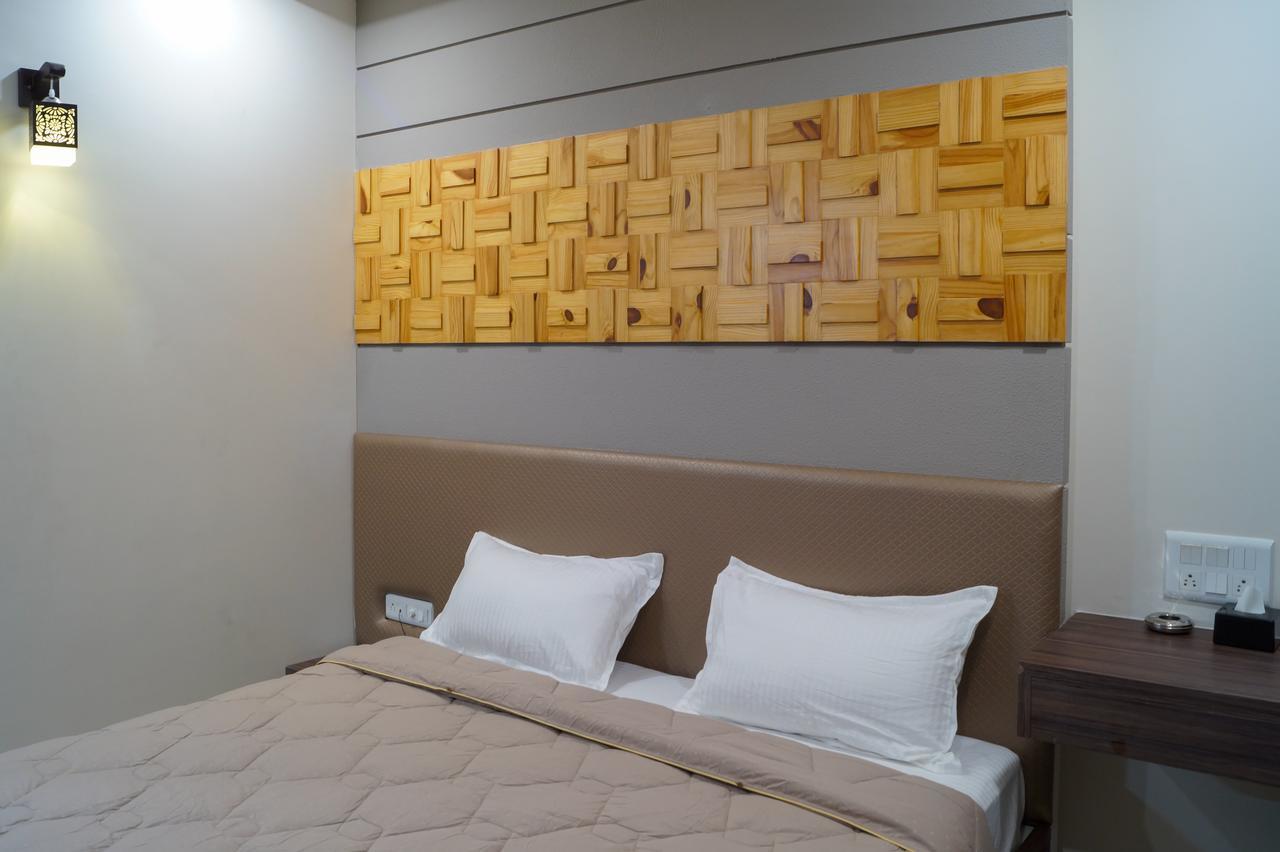 Hotel Midtown ヴァドーダラー エクステリア 写真