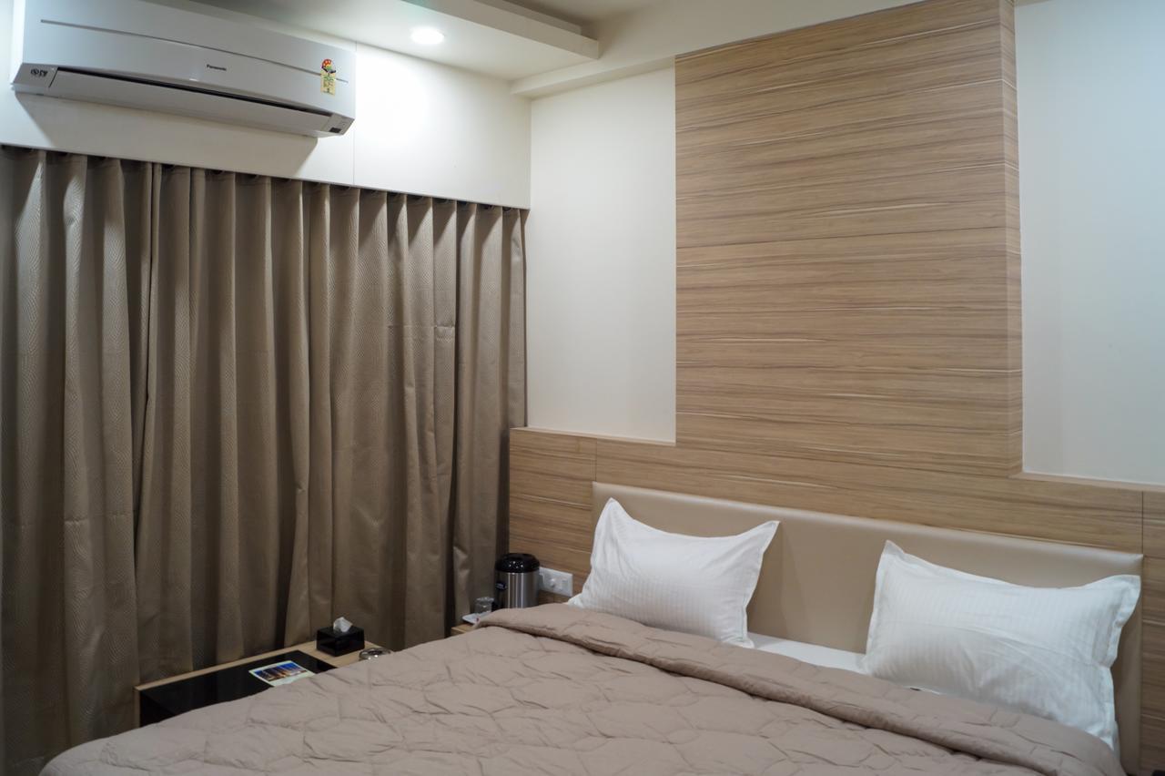 Hotel Midtown ヴァドーダラー エクステリア 写真
