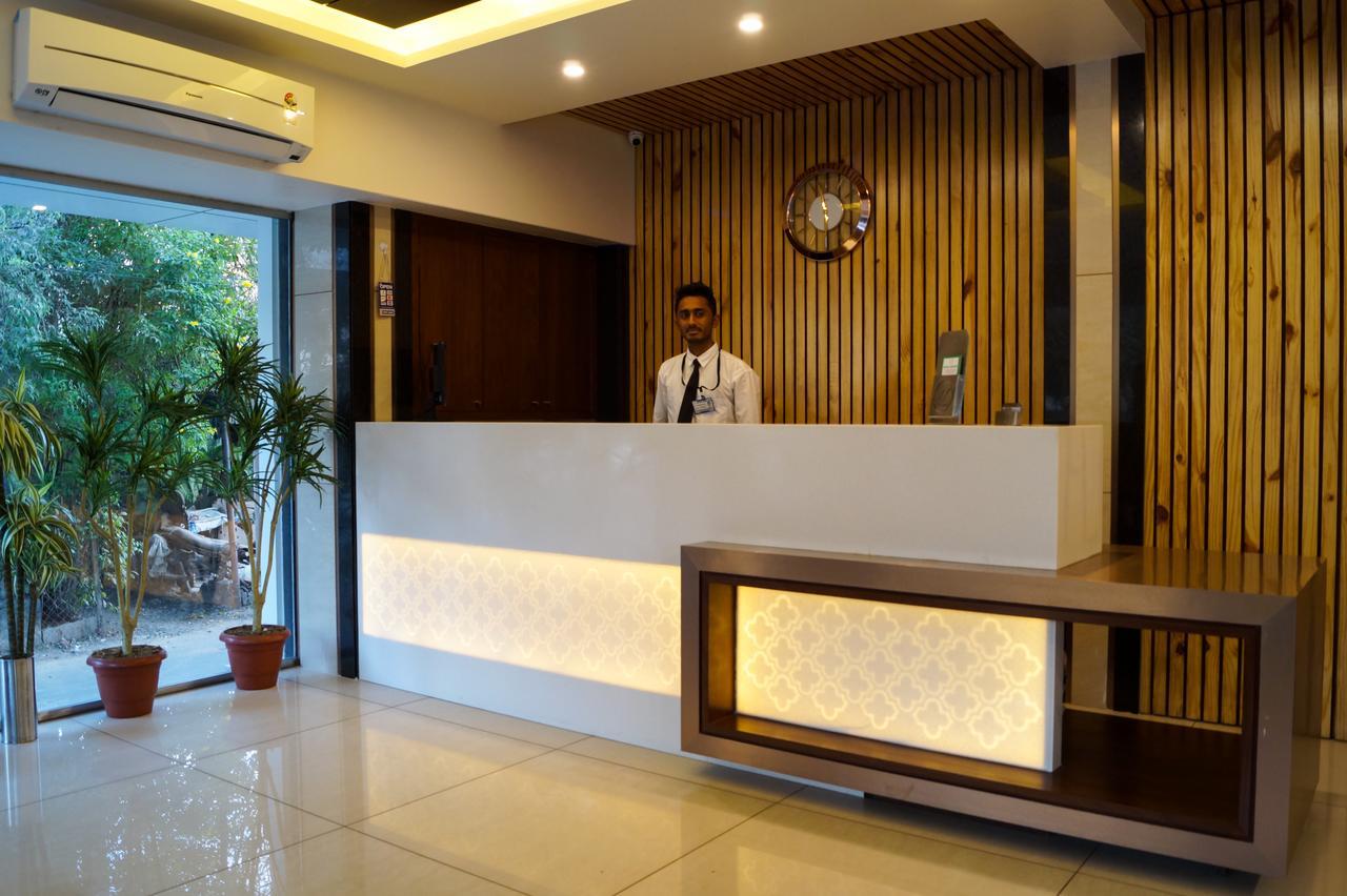 Hotel Midtown ヴァドーダラー エクステリア 写真