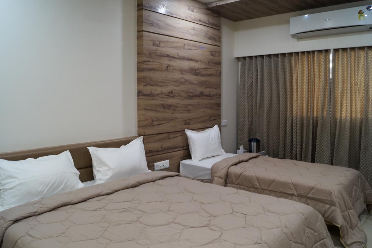 Hotel Midtown ヴァドーダラー エクステリア 写真
